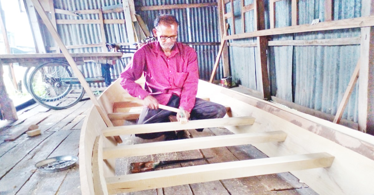 শ্রীনগরে নৌকা তৈরিতে কাঠমিস্ত্রিদের ব্যস্ততা