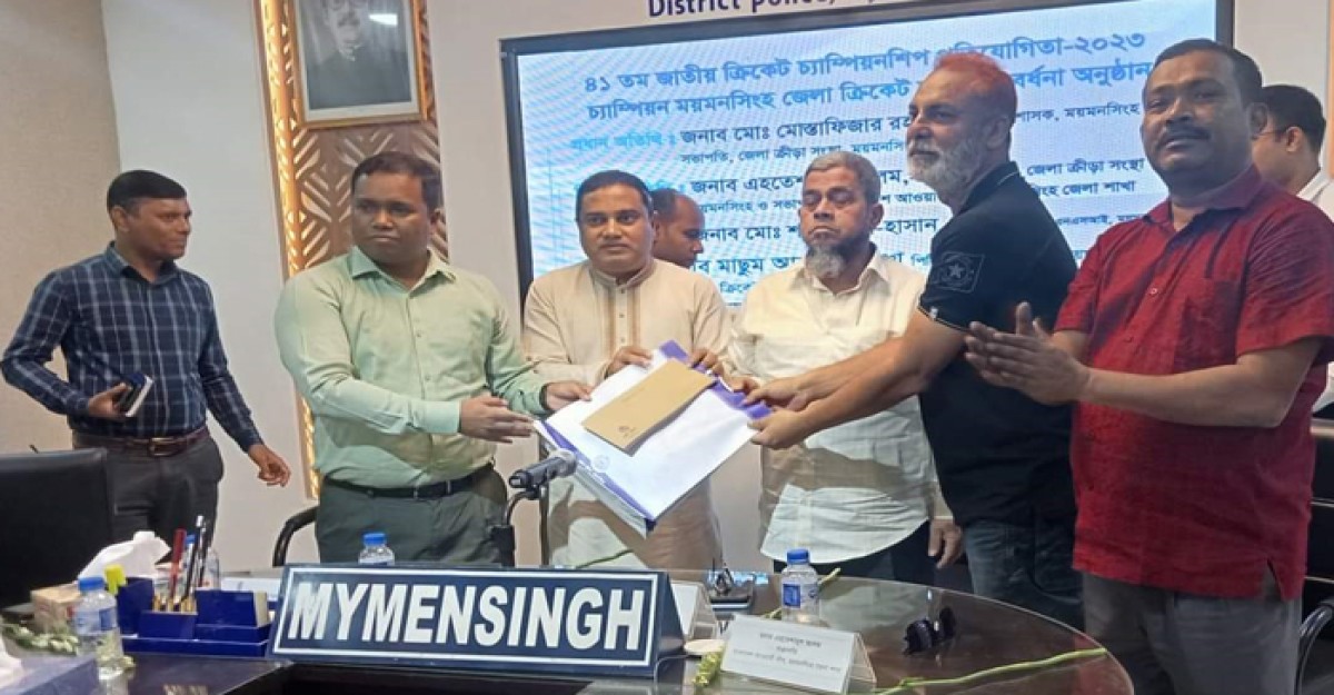 ময়মনসিংহের ক্রিকেট দলকে পুলিশ সুপারের সংবর্ধনা