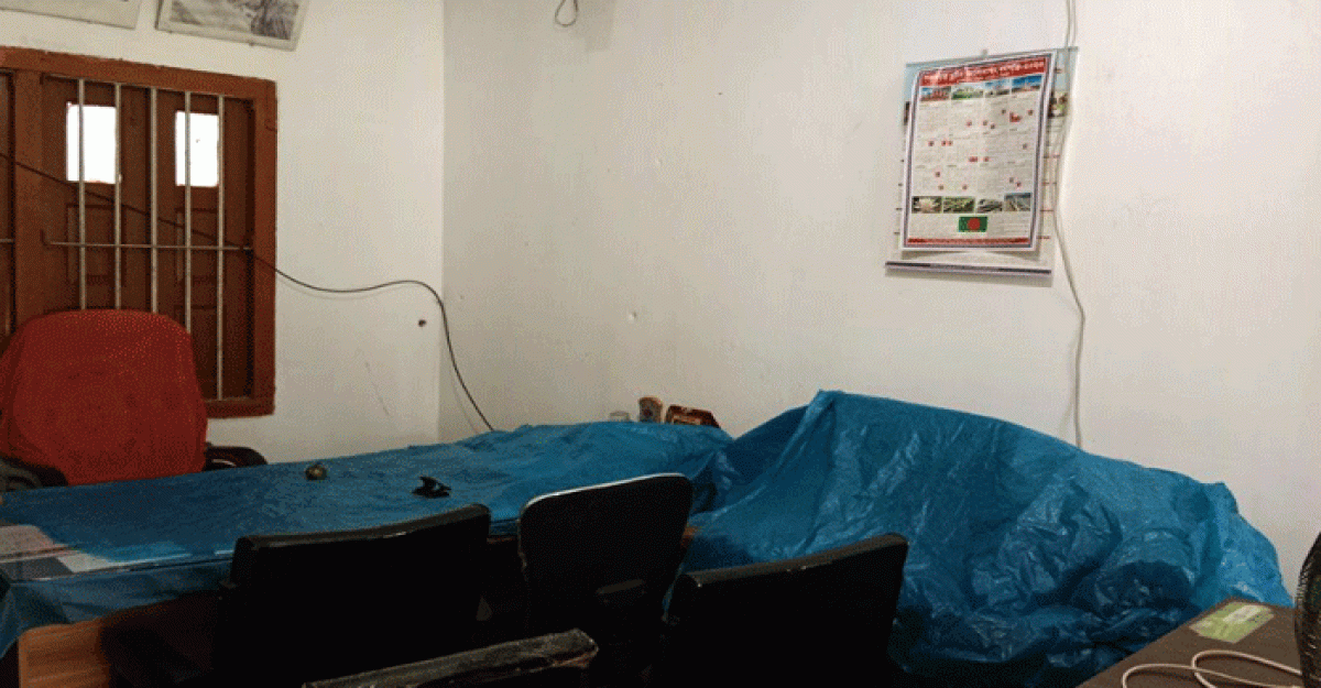 ছাদ ফুটো হয়ে অফিসে ঢুকছে পানি, দেখার কেউ নেই