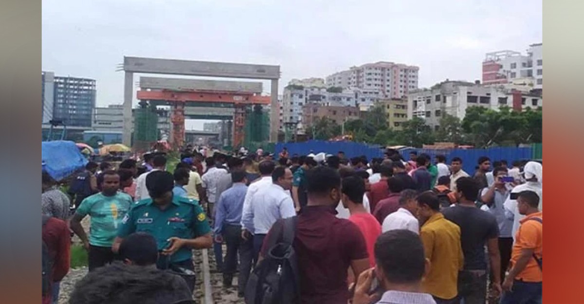 রেললাইন থেকে সরে গেল অবরোধকারীরা