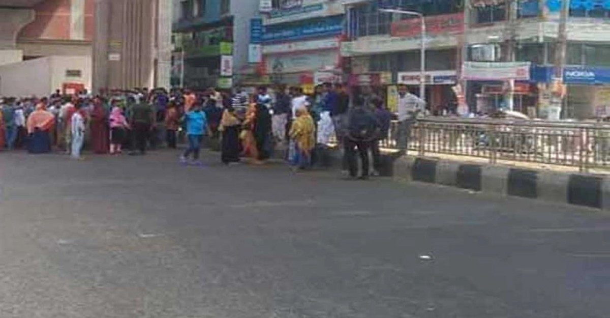 মিরপুরে বেতন বৃদ্ধির দাবিতে পোশাক শ্রমিকদের অবরোধ
