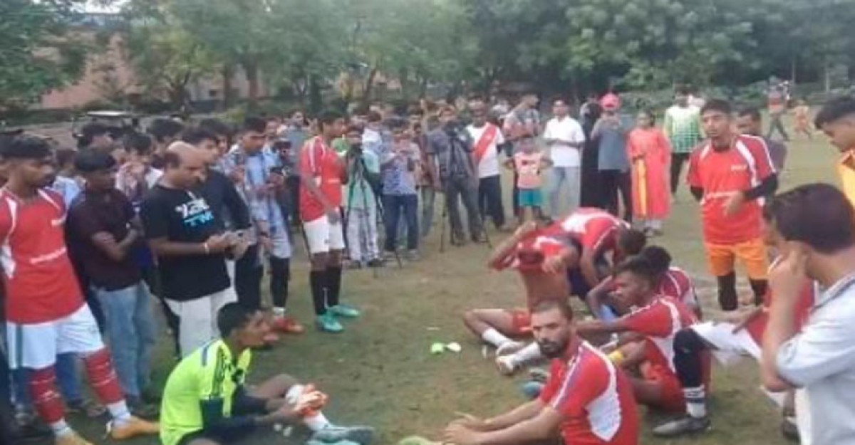 নড়াইলে ফুটবল খেলায় মেতেছেন মাশরাফি