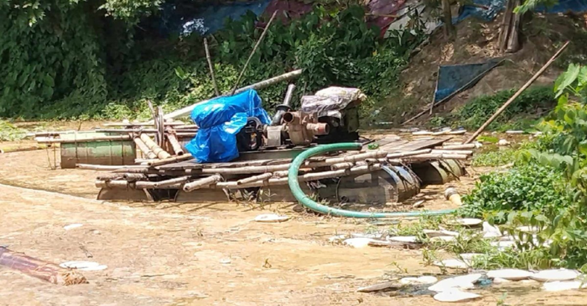 ঘাটাইলে চলছে ড্রেজার, নষ্ট হচ্ছে কৃষিজমি