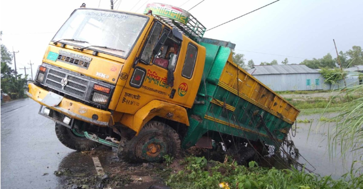 ঘাটাইলে দুই ট্রাকের সংঘর্ষে প্রাণ গেল ১ জনের