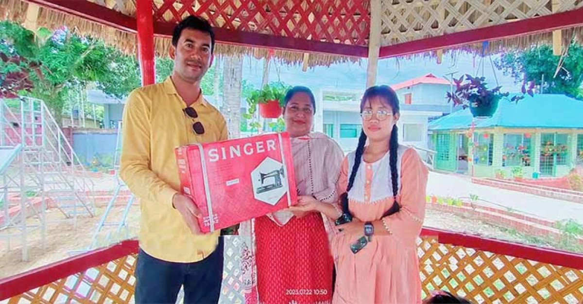 বাঘাইছড়িতে শিক্ষার্থীদের মাঝে সেলাই মেশিন বিতরণ
